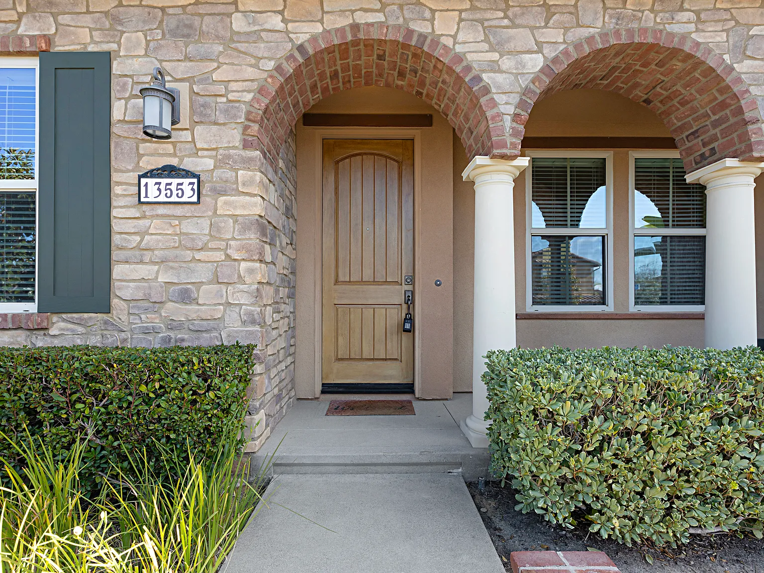 4 bed, 2630 sqft, $6,300 — Photo 3