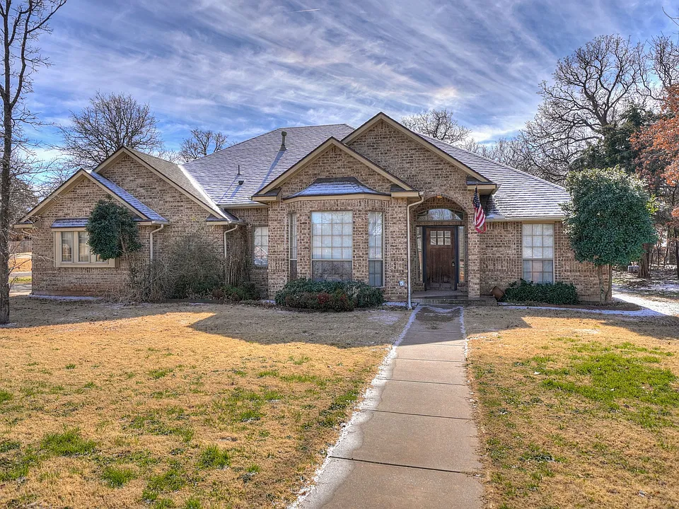 1042 Hidden Oaks Way