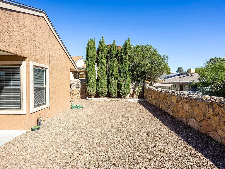 2136 Pioneer Ave — Photo 29