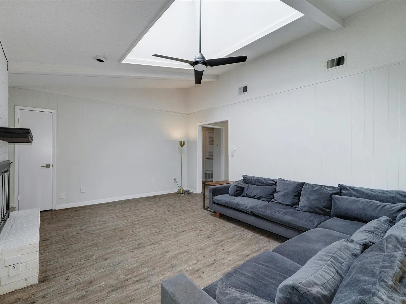 4 bed, 2.0 bath, 1662 sqft, $4,000 — Photo 4