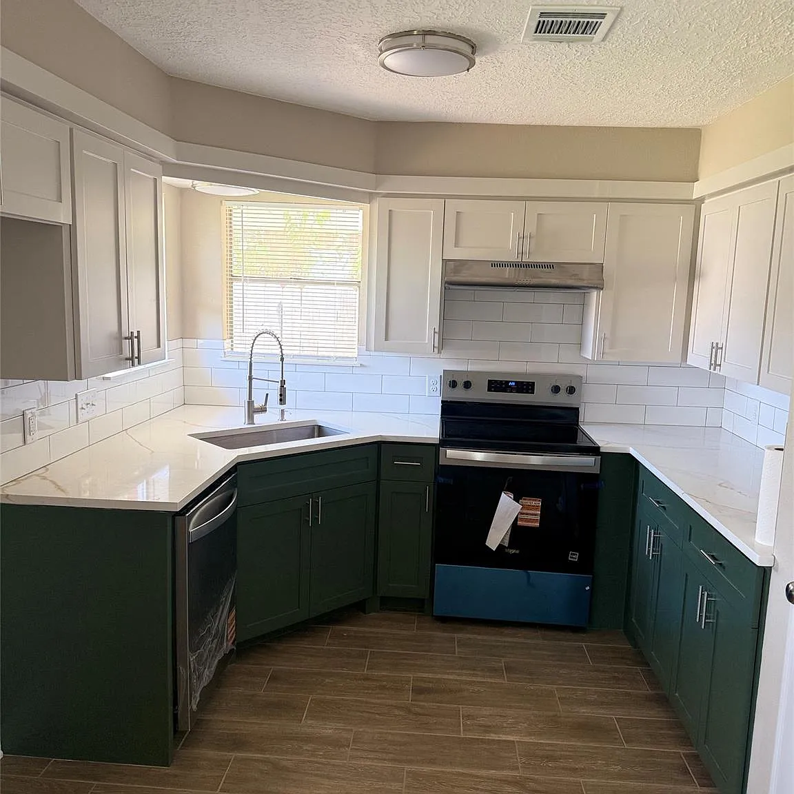 3 bed, 2.0 bath, 1403 sqft, $2,095 — Photo 4