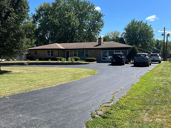 3rd image of 729 Clossey Dr