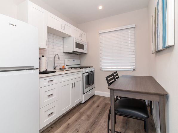 4821 W Century Blvd APT 5