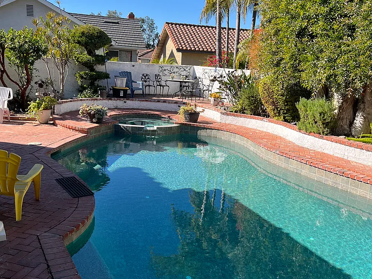 Private pool and jacuzzi