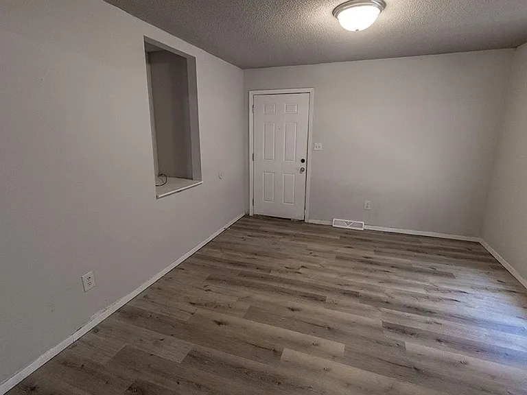 216 Wheaton Ct — Photo 3