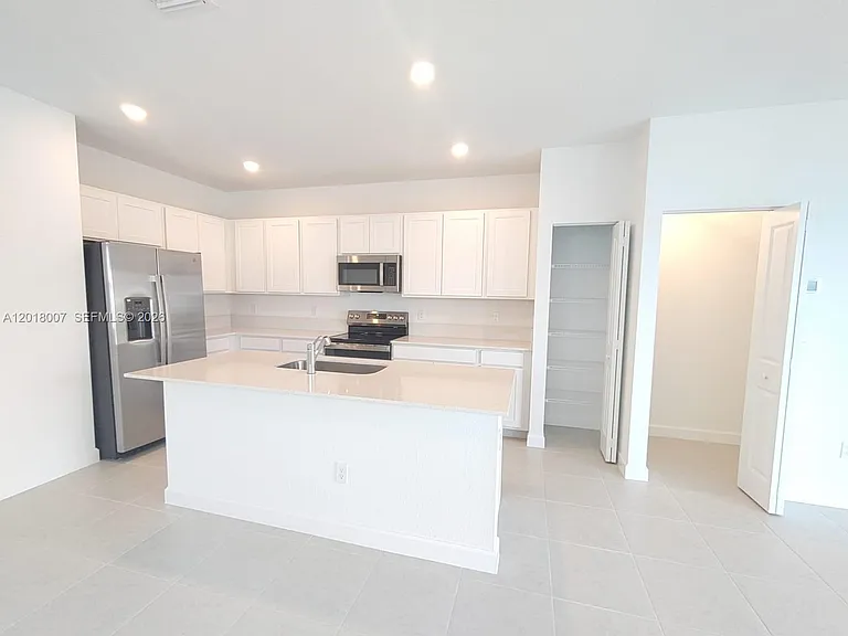 535 SE Rivergrass St #535 — Photo 9