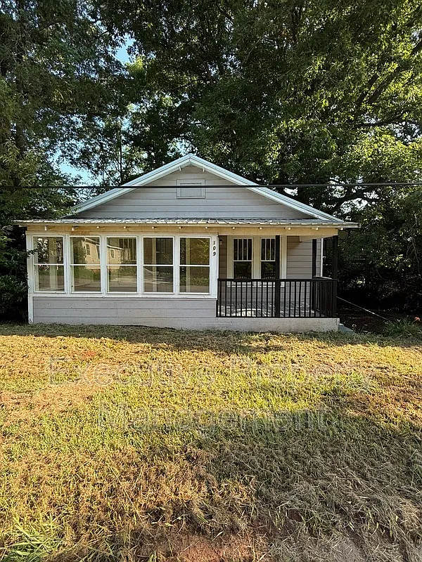 3 bed, 1.0 bath, 1120 sqft, $1,200 — Photo 1