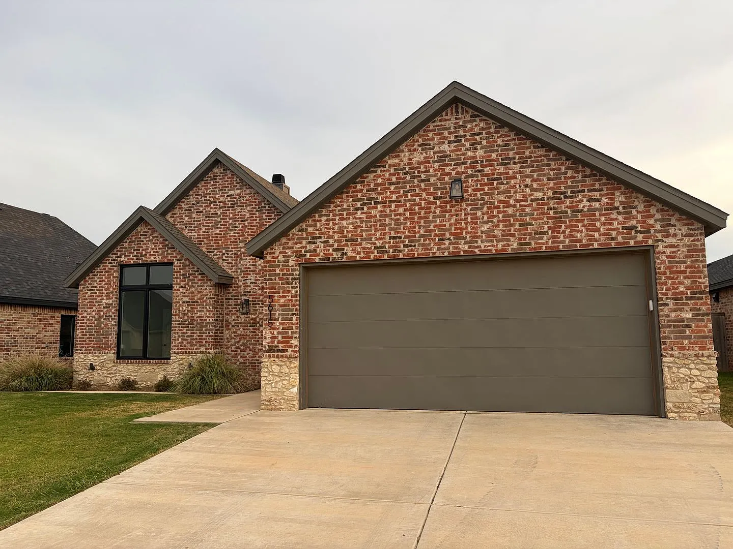 Spacious 4-Bedroom Home with Open-Concept Living & Covered Patio — Photo 2
