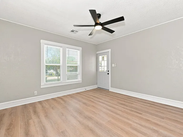 1548 McKenzie Ave — Photo 11