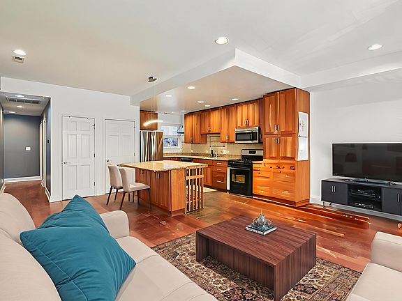 3rd image of 7622 N Greenview Ave #2