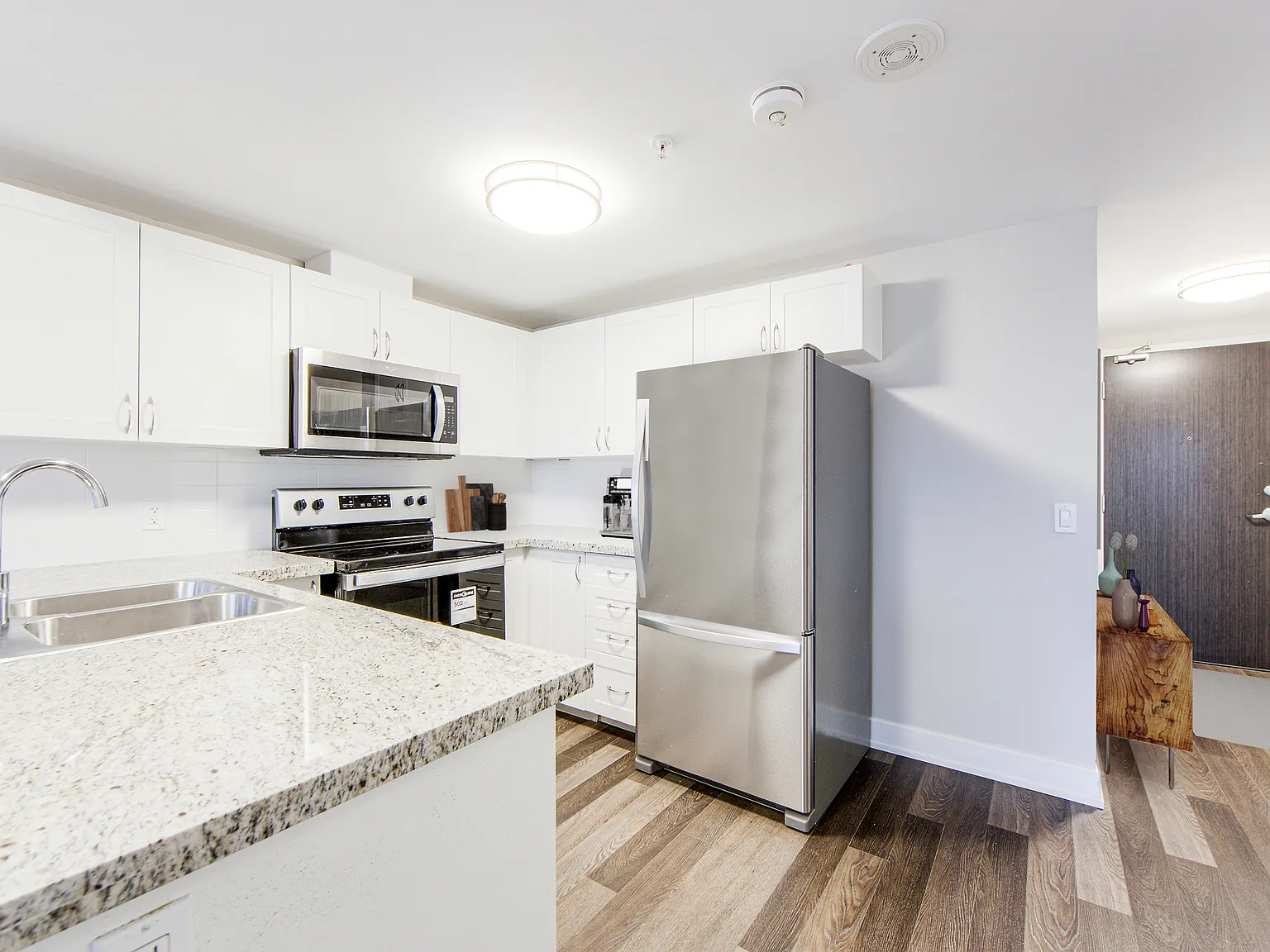 212 Davis Apartments — Photo 3