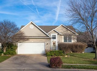 2927 Grandview Dr, Bettendorf, IA 52722