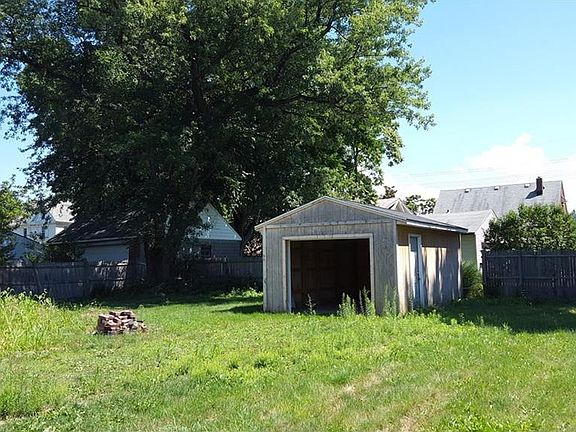 4th image of 392 Sanford St