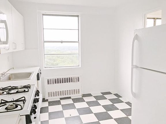 5th image of 700 Victory Blvd APT 16E