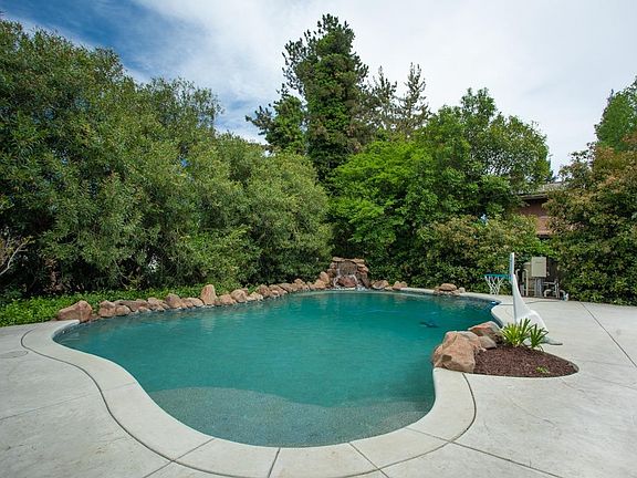 3rd image of 717 Sherwood Dr