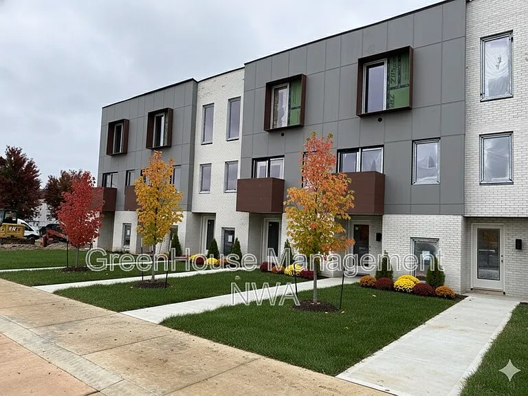 838 SE 8th St — Photo 1