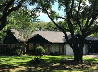 302 E Bronco Bnd, Angleton, TX 77515