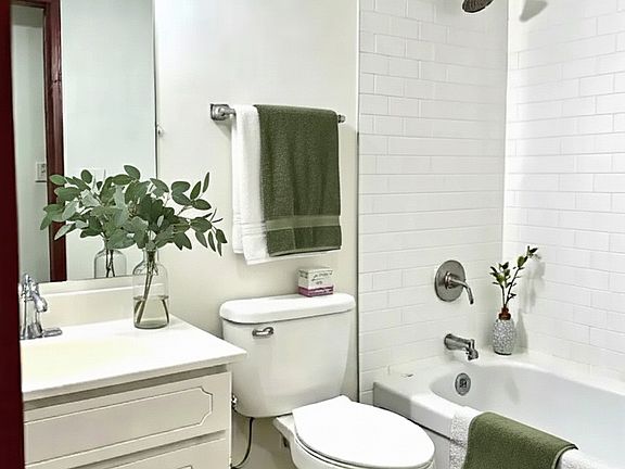 5th image of 4267 Woodland Park Ave N APT 103
