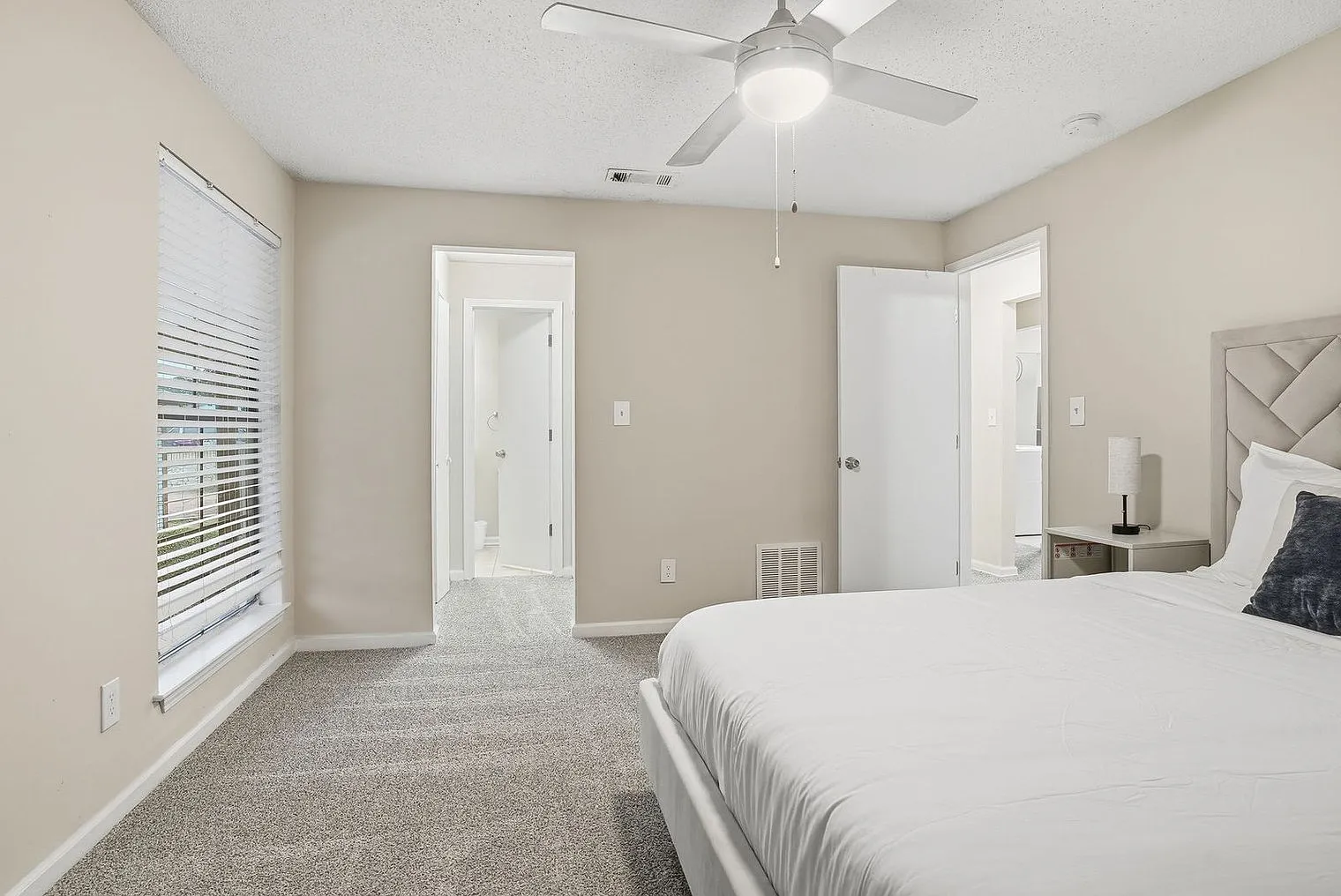 1 bed, 1.5 bath, 11194 sqft, $2,379 — Photo 4