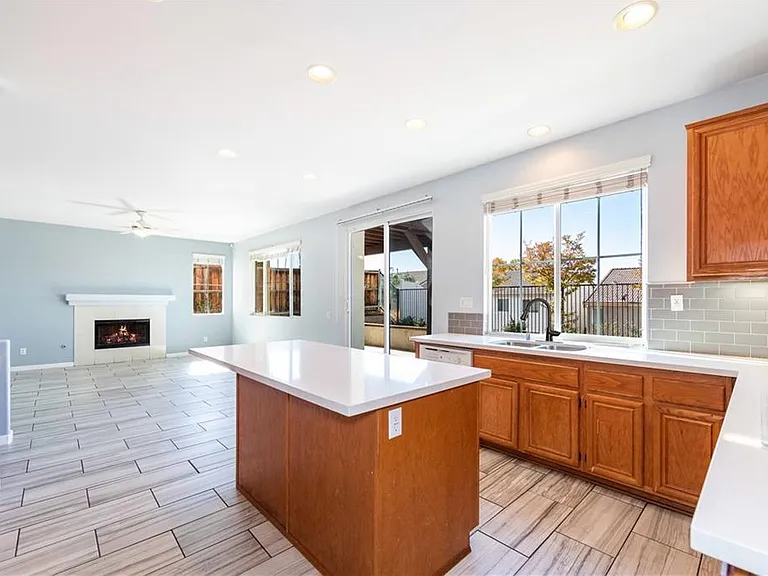 15561 Hammett Ct — Photo 6