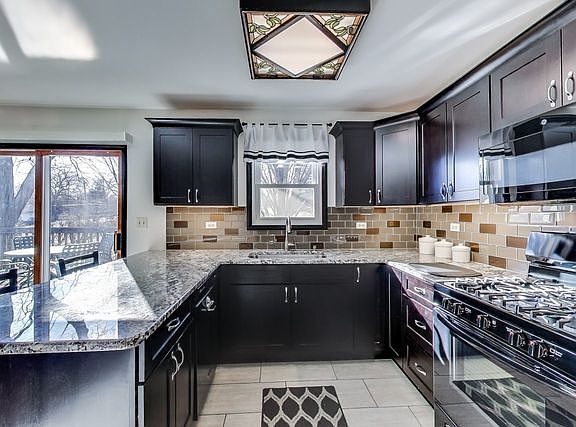 3rd image of 41026 N Prairie Ave