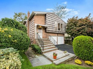 5 Club Rd, Sea Cliff, NY 11579