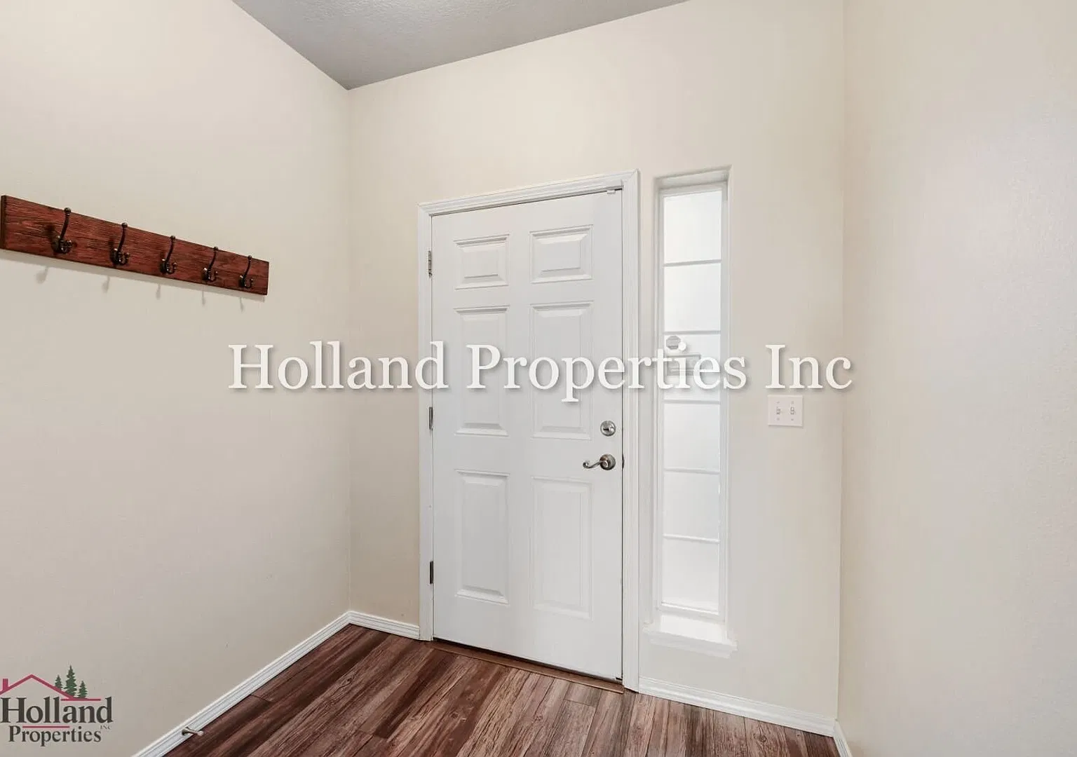 Beautiful 3-Bedroom Hillsboro Home with Fenced Yard & Fireplace — Photo 4