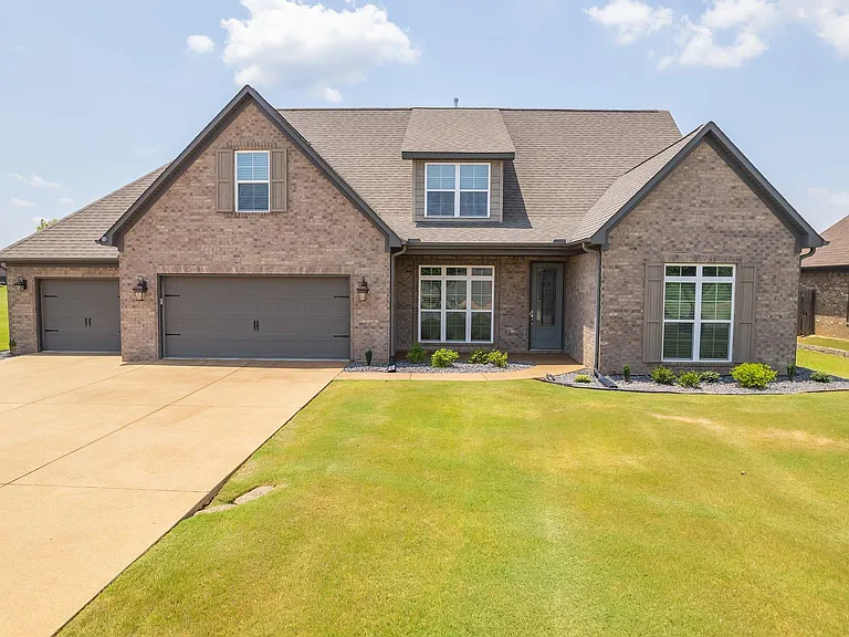 198 Moses Dr — Photo 1