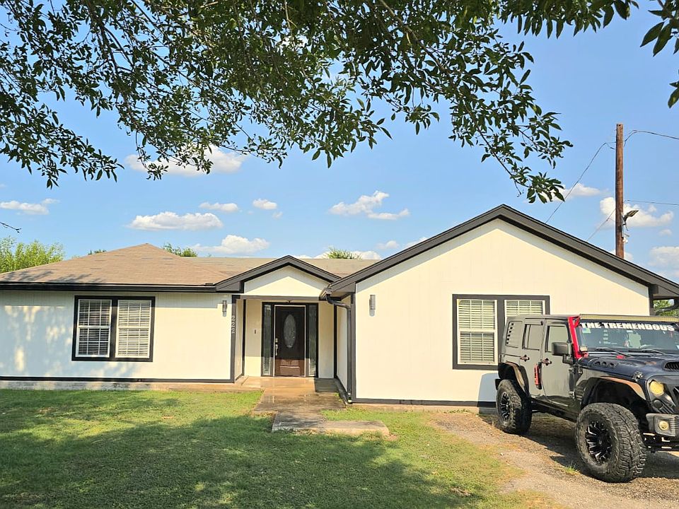 Front of the house / Front yard