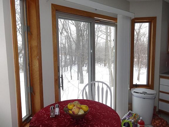 5th image of 325 Barry Ave N