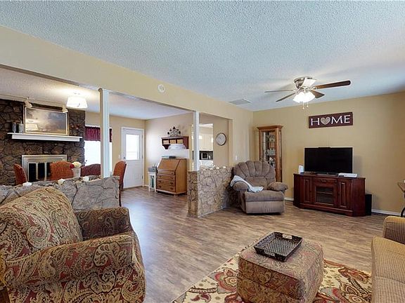 2nd image of 121 E Parkland Dr