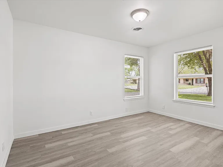 317 E Wright Blvd — Photo 17