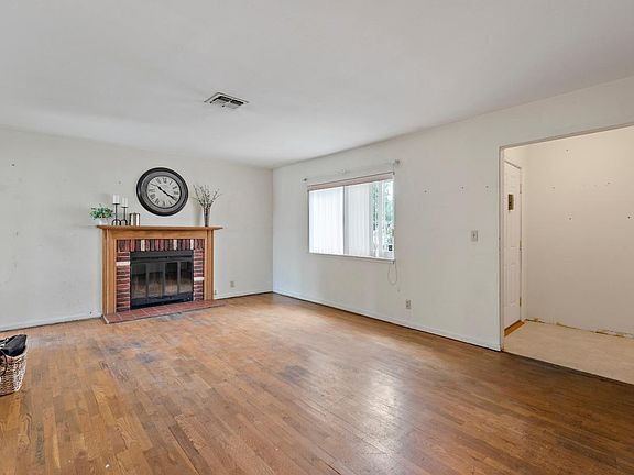 3rd image of 15135 Stratford Dr