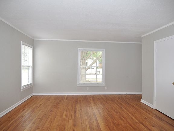 3rd image of 2724-2726 Wayside Ave #2724