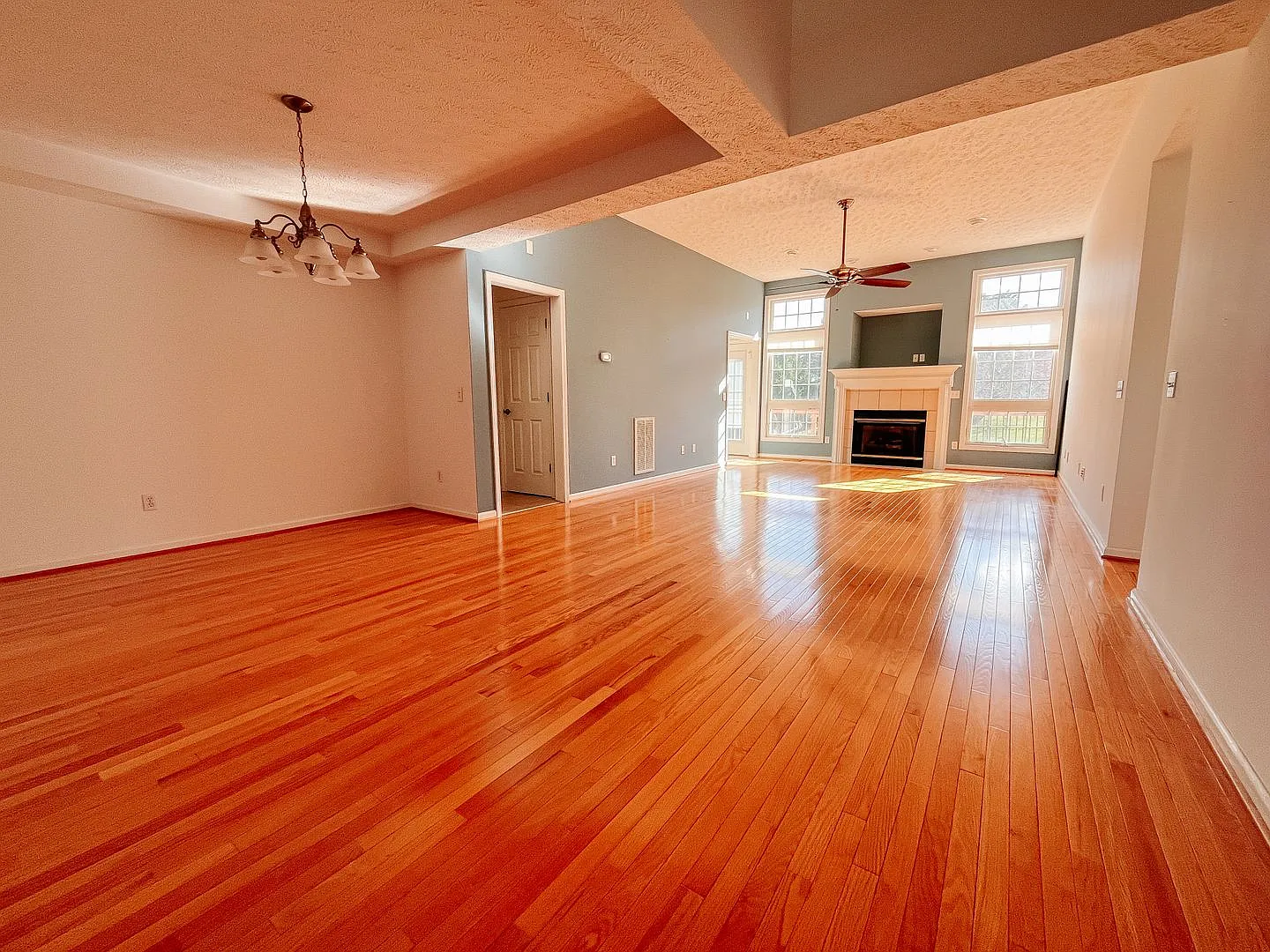 Renovated 3 Bedroom, 3 Bath Townhouse with 2-car garage and views! — Photo 2