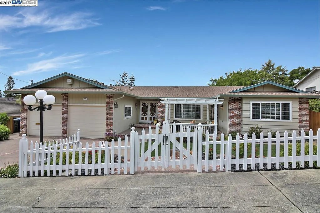 4950 Beacon Hill Dr photo 1