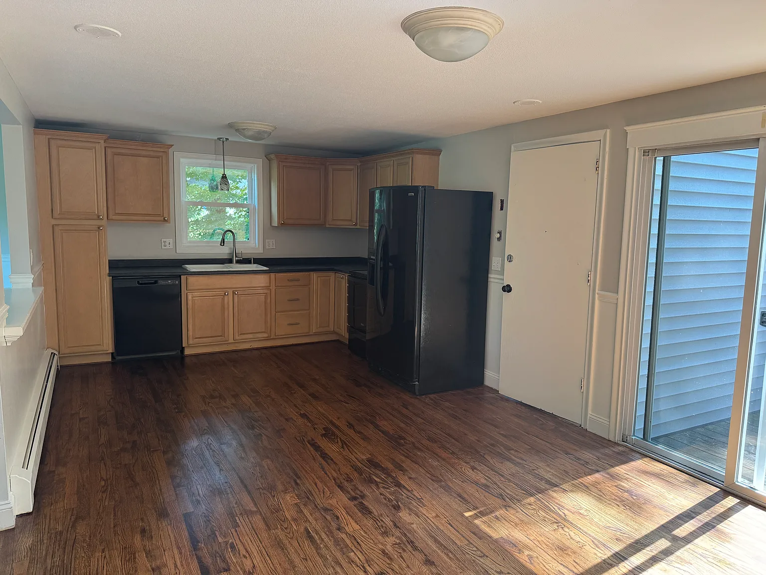 3 bed, 1300 sqft, $2,395 — Photo 2