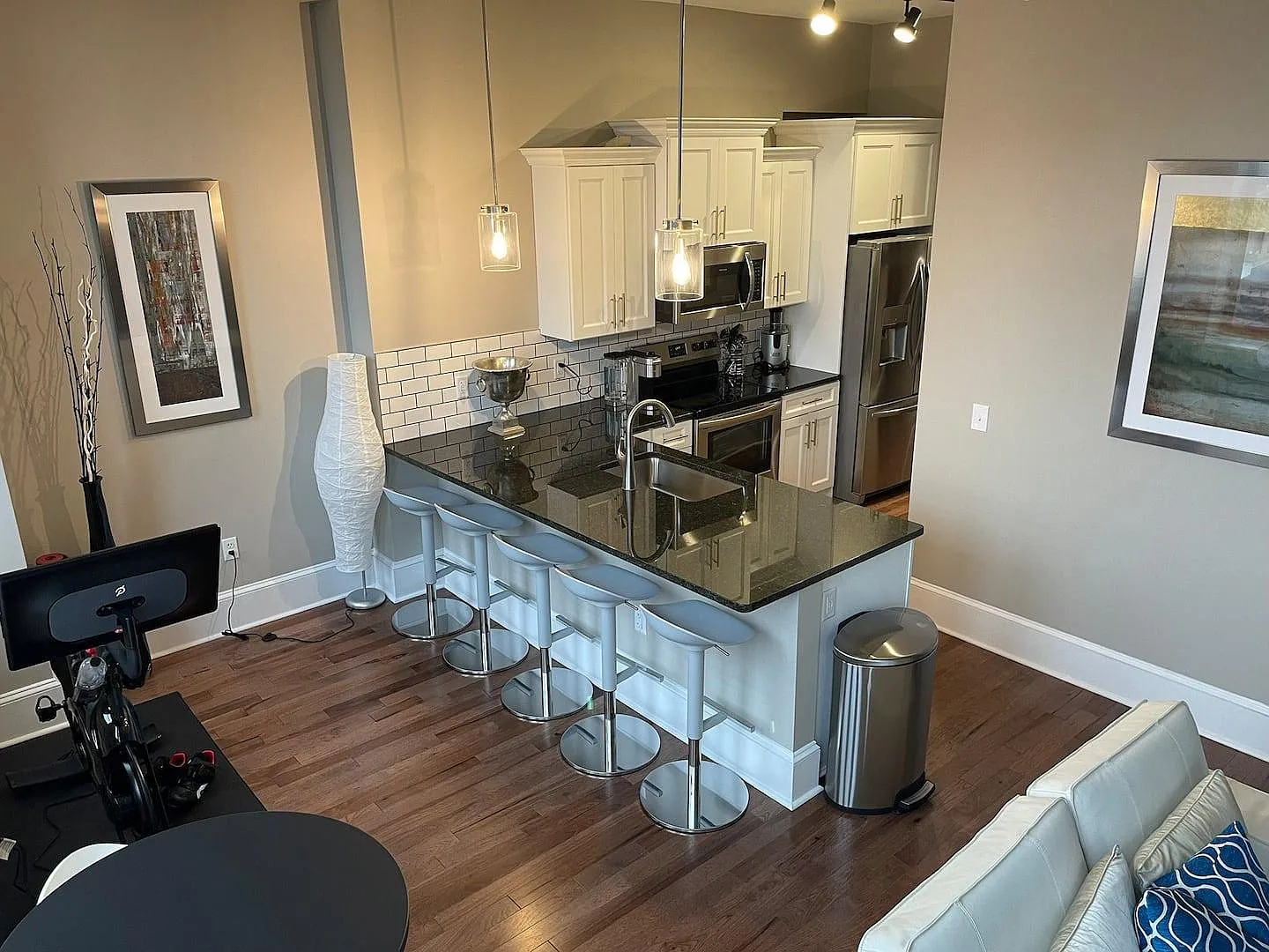 2 bed, 940 sqft, $1,950 — Photo 1
