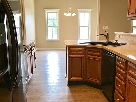 5th image of 373 Oxford Cir