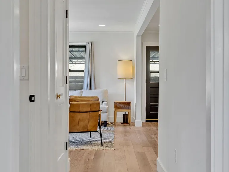 313 James Ave — Photo 13