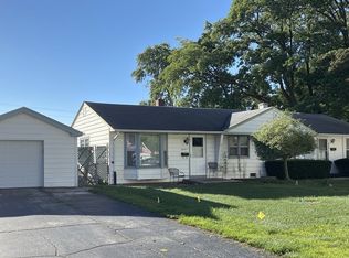 8957 S Main St, Hometown, IL 60456