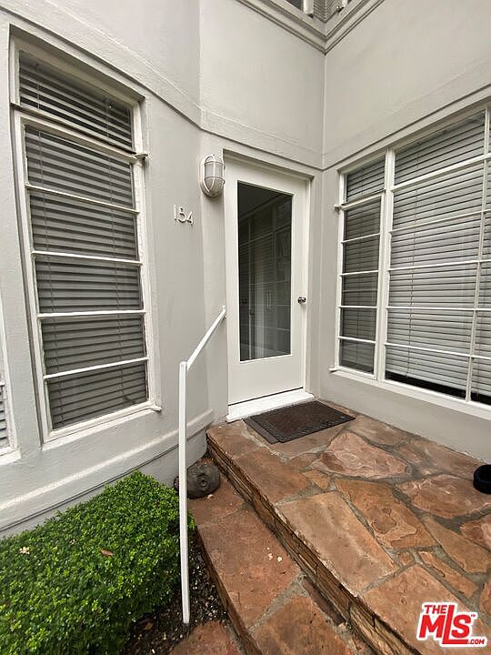 1st image of 154 N Sycamore Ave APT 1