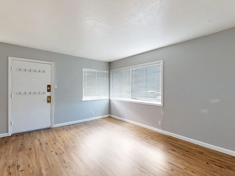 2515 10th ave — Photo 120