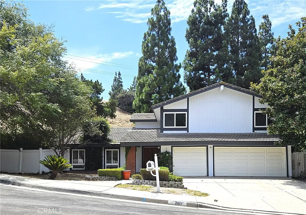 4 bed, 2.5 bath, 2509 sqft, $5,500 — Photo 1