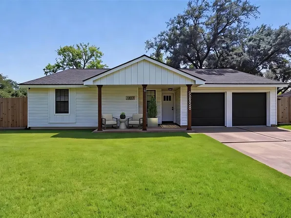 802 Camelot Ln, Friendswood, TX 77546
