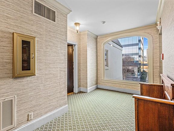 4th image of 3638 Peachtree Rd NE APT 406