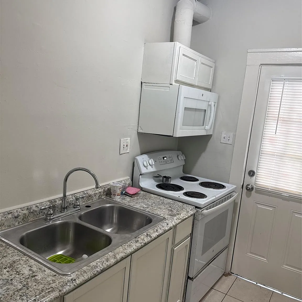 1 bed, 1.0 bath, $1,100 — Photo 2