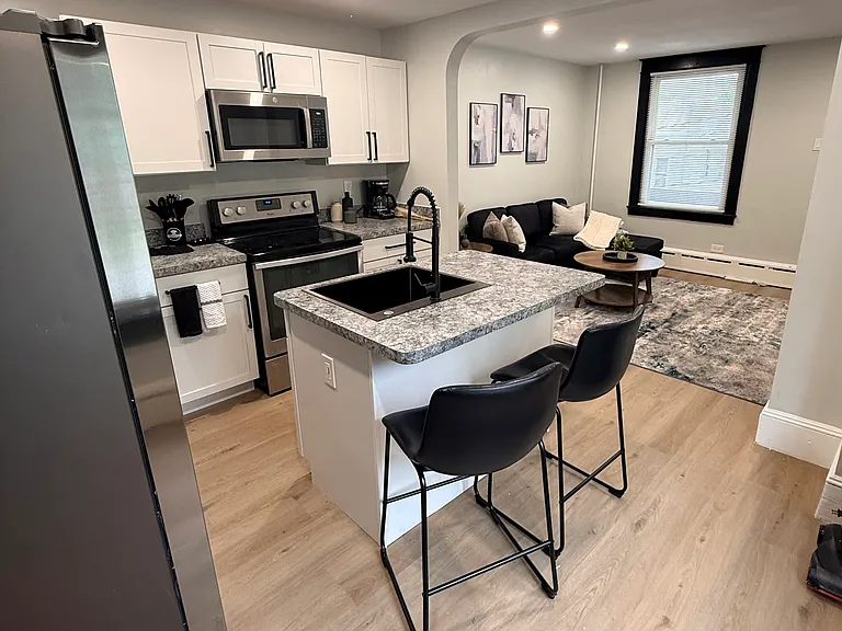 218 N George St — Photo 3