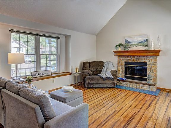 5th image of 717 NE Aaron Dr