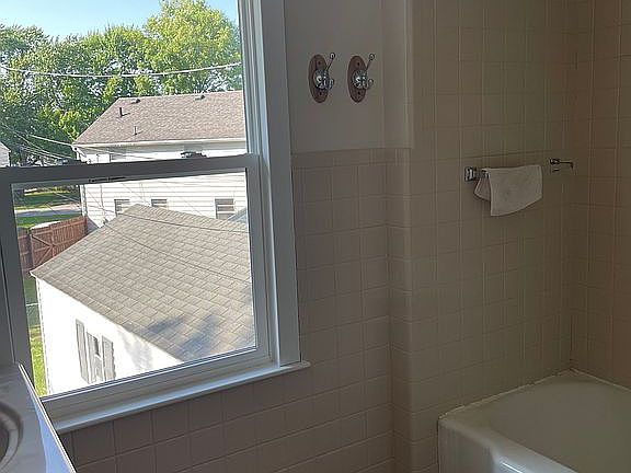 3rd image of 133 E Jennings Ave
